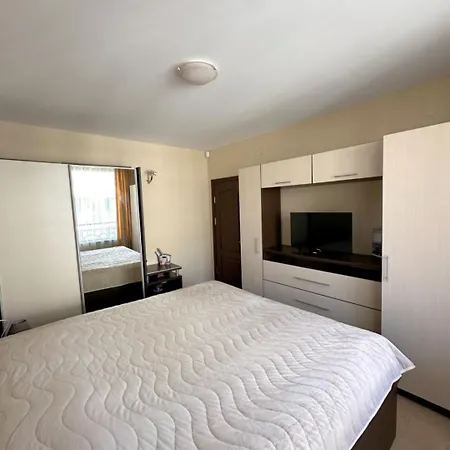 Apartment Cozy 2br Golden Sands W/ Private Parking & Terrace