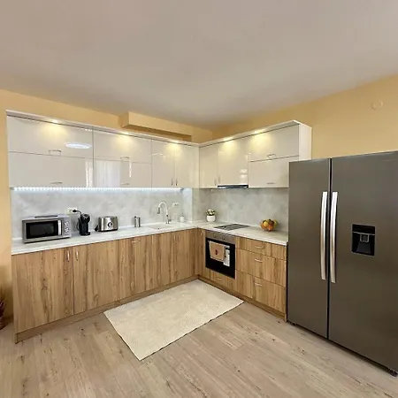 Cozy 2br Golden Sands W/ Private Parking & Terrace Apartment