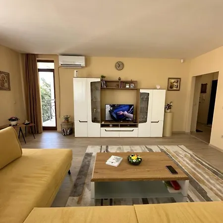 Cozy 2br Golden Sands W/ Private Parking & Terrace Apartment
