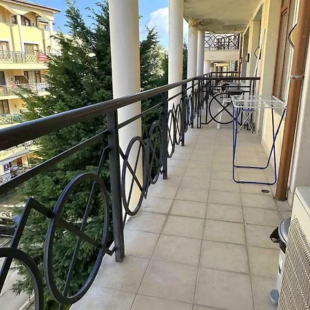 Cozy 2br Golden Sands W/ Private Parking & Terrace Apartment